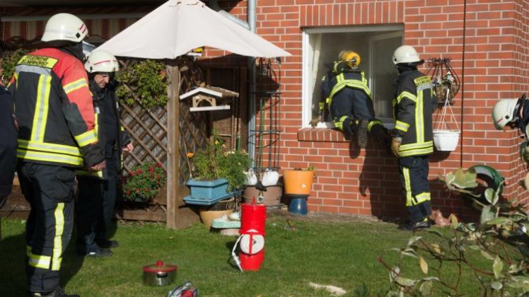 Küchenbrand in Delmenhorst: Die Feuerwehr musste sich über ein Fenster Zugang zum Brandherd verschaffen. 