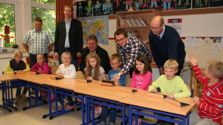 Markus Santen, Hermann Wocken, Antonius Pohlmann, Markus Haverkorn und Andreas Hövelmann (von links) präsentierten die neue digitale Anschaffung in der Heeder Grundschule. 