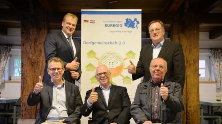 Den Daumen hoch für das Forschungsprojekt „Dorfgemeinschaft 2.0“ halten (hinten v. l.) CDU-MdB Albert Stegemann, Bernhard Hummeldorf (Samtgemeindebürgermeister Spelle) und (vorne v. l.) Projektleiter Thomas Nerlinger sowie Gerd Schierenbeck und Herbert Schweer von der Initiative „50 plus“. 