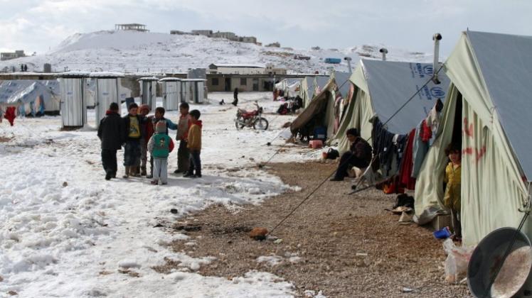Vor allem syrische Flüchtlinge leiden: Erst zwingt sie der Bürgerkrieg im Land zur Flucht, nun setzt ihnen der harte Winter im Flüchtlingslage im Libanon zu. 