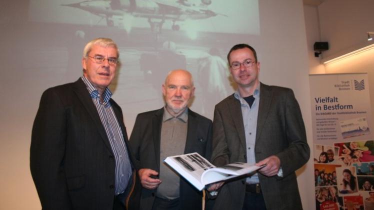 Luftfahrtgeschichte auf 480 Seiten: Die Herausgeber Hartmut Pophanken (v.l.), Klaus Schalipp und Verleger Kai Falkenberg stellen das Buch vor. 