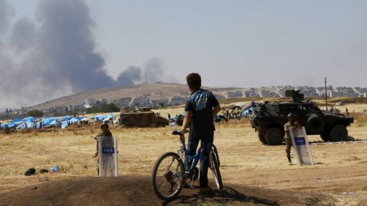 Rauch steigt über der nordsyrischen Stadt Kobane auf. Das ist auch von der türkischen Seite der Grenze aus sichtbar. 