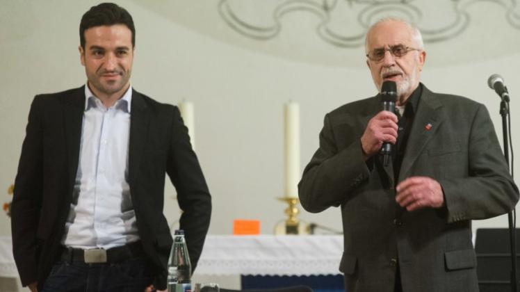 Hartmut Nordbruch (rechts) vom Breiten Bündnis gegen Rechts begrüßte am Freitag den Rechtsanwalt Yavus Narin zu einem Vortrag über den NSU-Prozess in der Zwölf-Apostel-Kirche. 