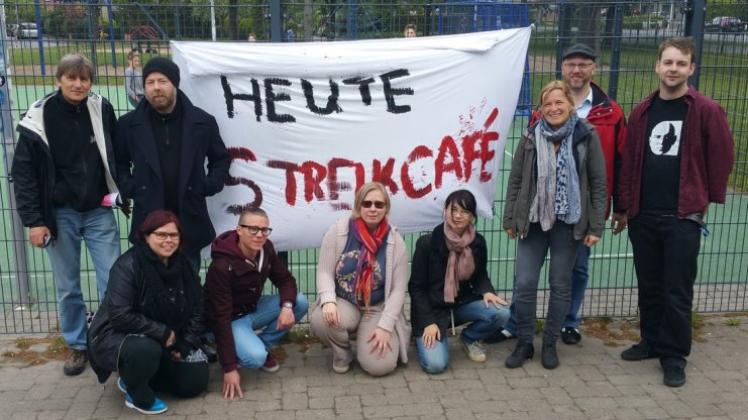 Die 15 Sozialpädagogen der Stuhrer Jugendarbeit haben mehrheitlich die Arbeit niedergelegt. Mit Streikcafés wie hier vor dem Haus am Wall in Brinkum haben sie über ihre Ziele informiert. 