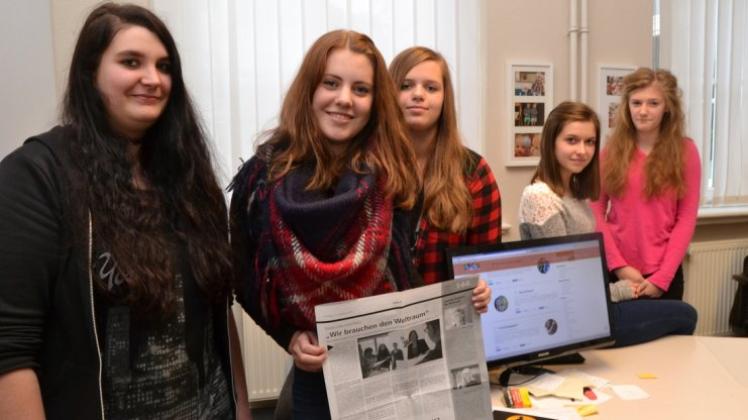 Neue Schülerzeitung am Willms: Die Redaktion der „Dude“ besteht aus Annika Wendt, Jule Joana Frerichs, Emma-Zoe Fillinger, Magdalena Niedziela und Marlena Ronya Gode. 