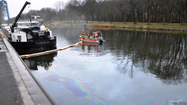 Mit Unterstützung des Rettungsboots der Freiwilligen Feuerwehr Lingen werden die Ölsperren im Kanal verlegt. 