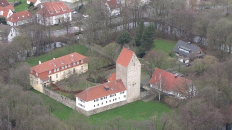 Das Tagungs- und Gästehaus der Burg Wittlage (am Burggraben rechts) steht im Zentrum der Verhandlungen zwischen Landkreis Osnabrück und Heilpädagogischer Hilfe in Sachen kurzzeitiger Flüchtlingsunterbringung. 