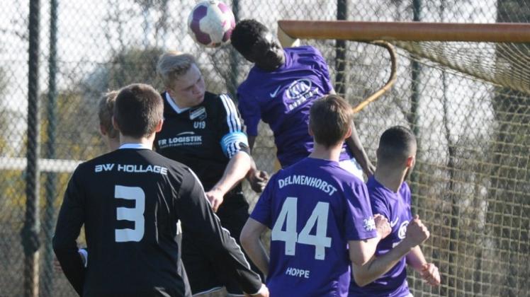 Ein seltenes Bild: Die Delmenhorster A-Jugend, in diesem Fall Lamin Sillah, gewinnt ein Kopfball gegen Hollages Bastian Hegerfeld. 