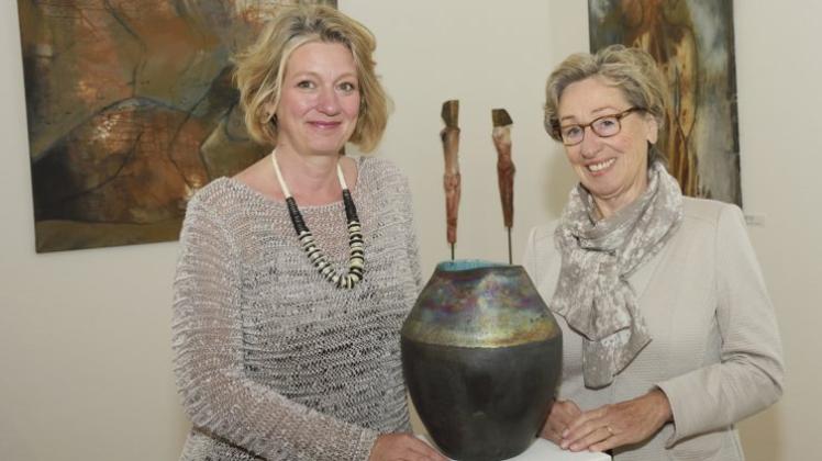 Stellen ihre Bilder und Keramiken in der Villa Stahmer aus: Beatrice Gunschera und Monika Leonhard (v.l.).