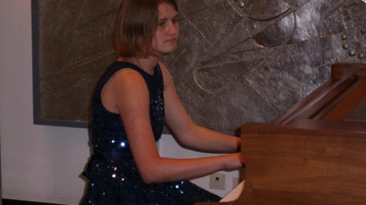 Vera Andrianova sitzt im Forum am Klavier. 