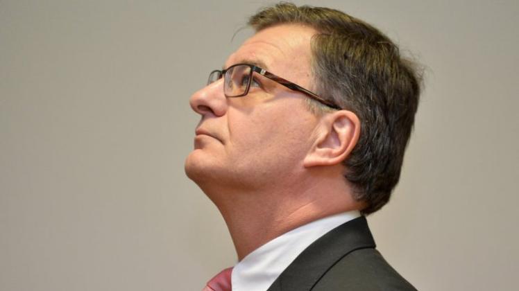 Der ehemalige Landrat des Kreises Oldenburg, Frank Eger (SPD) am 18. Dezember 2014 in Oldenburg vor Beginn der Urteilsverkündung im Gerichtssaal des Landgerichts. 