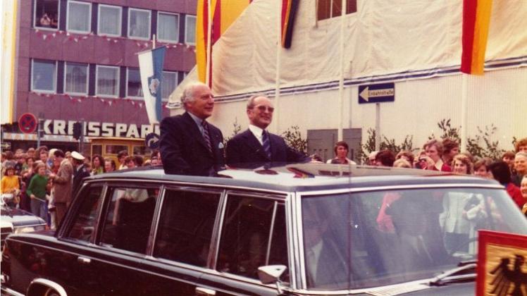 Der Bundespräsident zu Gast in Lingen: Walter Scheel im Mercedes 600 auf dem Weg über den Marktplatz zur Wilhelmshöhe. Fotos: Stadtarchiv Lingen