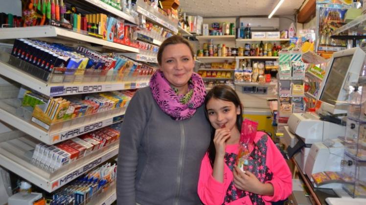 Naschen aus der bunten Tüte inmitten des bunten Angebots: Blanka Wasmann mit Tochter Aylin (10). Im März vergangenen Jahres hatte die Pächterin den Kioskbetrieb übernommen. 