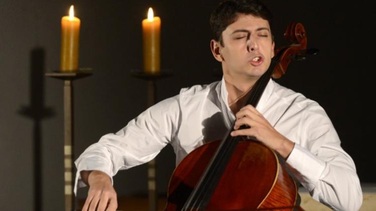 Narek Hakhnazaryan spielt Cello beim Konzert der Freunde des Morgenland Festivals in der Kleinen Kirche. 