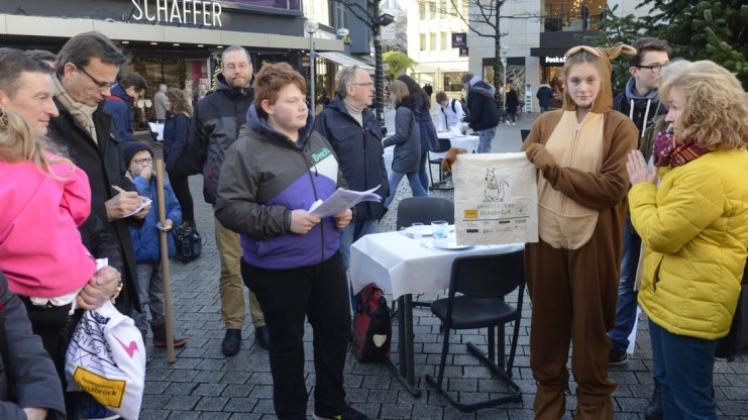 Auf dem Nikolaiort werden von den Klimabotschaftern Stoffbeutel gegen Spende verteilt für ein plastiktütenfreies Osnabrück. 