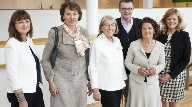 Bei der 11. VVO-Sommermahlzeit kamen Referentin Walburga Ludwig (von links), Susanne Breiwe, Edith Hugo, Felix Osterheider, Maria Feldkamp und Mechthild Möllenkamp zusammen. 