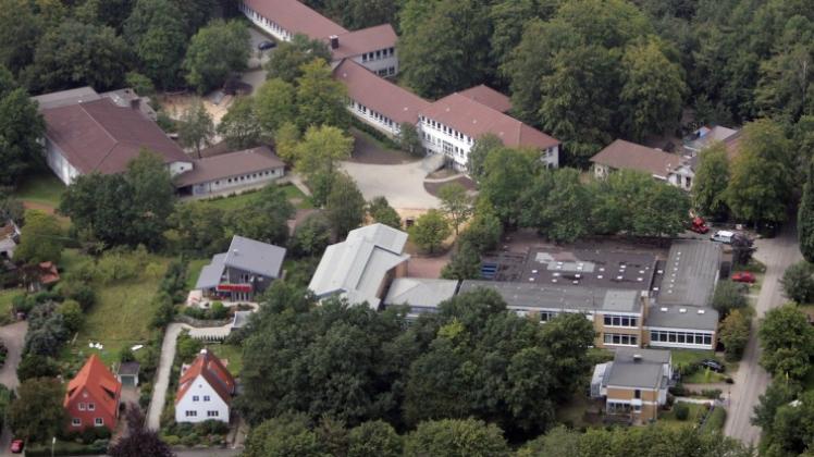 Die Bergschule Lüstringen (hinten) teilt sich einen Pausenhof mit der Waldschule Lüstringen. Nach Vorstellungen von Rot-Grün  könnten sich  beide Schulen zu einer inklusiven Grundschule mit Sprachheilklassen zusammenschließen. Archivfoto: Gert Westdörp