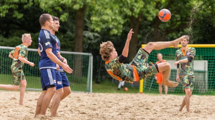 Spektakuläre Aktion im Sand: Die Beachsoccer-Bundesliga gastierte am 30. und 31. Mai in Osnabrück. 
