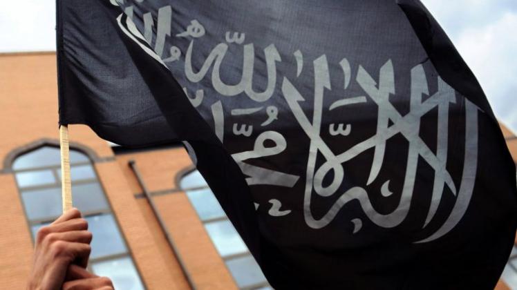 Die Terrormiliz Islamischer Staat (IS) verwendet die Schahada auf schwarzem Grund und dem zusätzlich abgebildeten mutmaßlichen Siegel Mohammeds. 