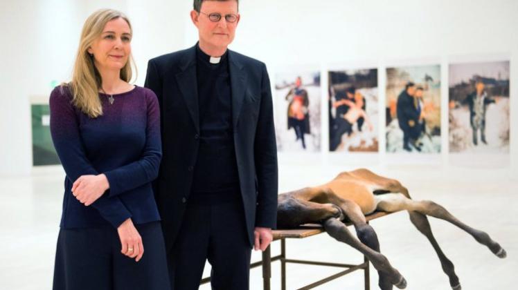 Museumschefin in Düsseldorf: Marion Ackermann, Direktorin der Kunstsammlung Nordrhein-Westfalen, steht mit dem Kölner Kardinal Rainer Maria Woelki in der Ausstellung „The Problem of God“. 