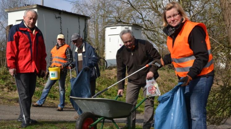 Vor allem Fast-Food-Verpackungen und Glasflaschen sammelte der Orts- und Heimatverein Schierbrok-Stenum ein, Vor allem Fast-Food-Verpackungen und Glasflaschen sammelte der Orts- und Heimatverein Schierbrok-Stenum ein,