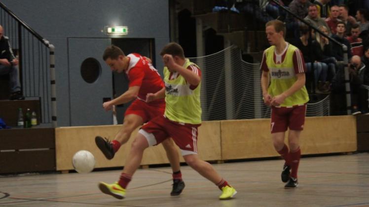 Schon weiter: Die Fußballer des VfL Wildeshausen um Sascha Görke (rotes Trikot). Schon weiter: Die Fußballer des VfL Wildeshausen um Sascha Görke (rotes Trikot).