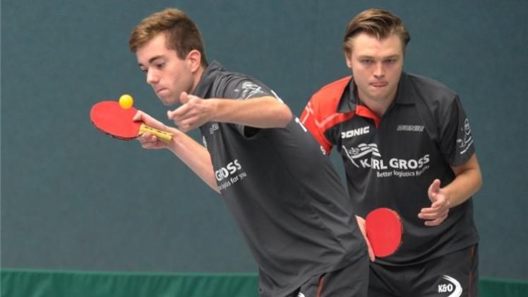 Ein gut funktionierendes Team: Tobias Steinbrenner (links) und Simon Pohl vom TV Hude gewannen den Doppel-Titel bei den Tischtennis-Bezirksmeisterschaften. 