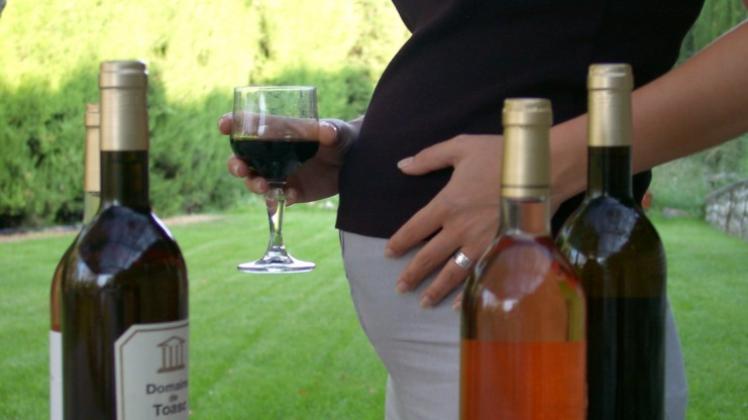 In allen gesellschaftlichen Schichten gibt es Frauen, die während der Schwangerschaft Alkohol trinken. 