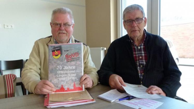 Der stellvertretende Schriftführer Bernd Rosen (links) und der Vorsitzende des SoVD-Ortsverbandes Lingen, Gerhard Hoffschroer, stellen das Programm zum Jubiläumsjahr 2016 vor. 
