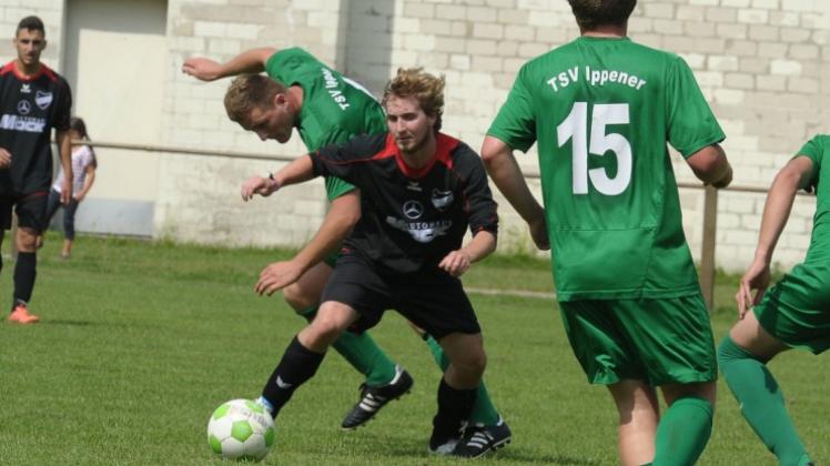 Einer der Protagonisten der bisherigen Saison: Andreas Lorer (links gegen Hasbergens Jan Giza) hat bereits 20 Mal getroffen – hält als Spielertrainer mit dem TSV Ippener aber mit zwölf Platzverweisen auch einen Negativrekord. Einer der Protagonisten der bisherigen Saison: Andreas Lorer (links gegen Hasbergens Jan Giza) hat bereits 20 Mal getroffen – hält als Spielertrainer mit dem TSV Ippener aber mit zwölf Platzverweisen auch einen Negativrekord.
