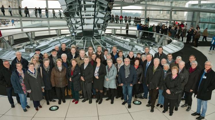 Den Besuch in der Kuppel des Reichstagsgebäudes unter-nahm die Reisegruppe gemeinsam mit Astrid Grotelüschen. Bild: Deutscher Bundestag