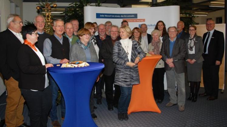 Sichtliche Freude über die Spenden der Volksbank Bad Laer-Borgloh-Hilter-Melle zeigten 16 Vereine und Institutionen. 