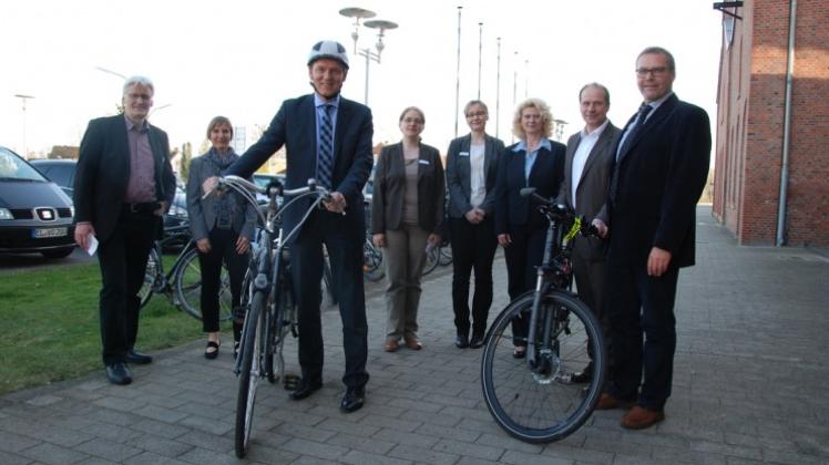 Ein gutes Beispiel gaben Oberbürgermeister Dieter Krone (vorn) und Stadtbaurat Lothar Schreinemacher (2. von rechts), indem sie zur Veranstaltung im IT-Zentrum mit dem Rad kamen. Fotos: Ludger Jungeblut