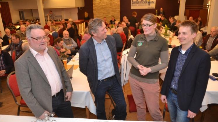 Diskutierten über den Wolf (von links): Schäfer Dieter Voigt, der Grünen-Landtagsabgeordnete Hans-Joachim Janßen, die Wolfsbeauftragte Dr. Britta Habbe und Konstantin Knorr vom Umweltministerium. 