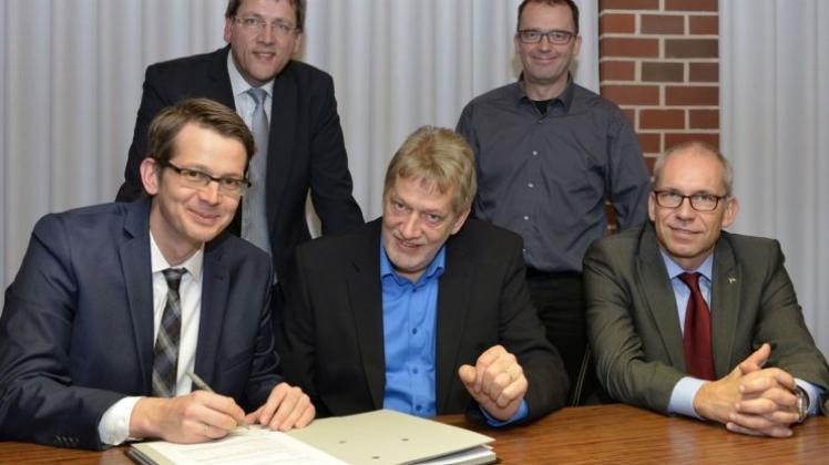 Unterzeichneten den Rahmenvertrag: Klaus Lübbers, Leiter Materialwirtschaft und Einkauf bei der Meyer Werft, Günter Wigbers und Heinrich Wagener sowie Andreas Bartz und Stephan Schmees von der Meyer Werft (von links). 