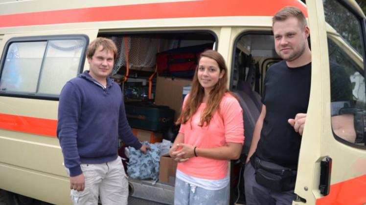 Seit gestern mit dem Krankenwagen unterwegs nach Gambia: Tim Schwager, Annika Poetzsch und Sören Schweer. 