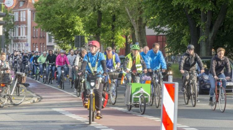 „Ride of silence“: Mehr als 100 Fahrradfahrer reihten sich in den Tourtross in der Innenstadt ein um auf diese Weise an verunglückte Radfahrer zu erinnern. Fotos: Jörn Martens