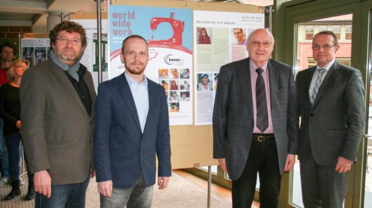 Ausstellung im GMHütter Rathaus: (von links) Uwe Wypior (Inklusionsbotschafter), Sebastian Bonse (bezev), Walter Poggemann (Behindertenbeirat) und Ansgar Pohlmann (Bürgermeister). 