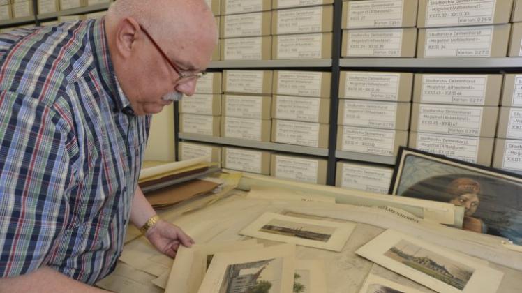 Stadtarchivar Werner Garbas in seinem Elemant: Er bewahrt alte Zeitungsartikel ebenso wie Grundrisse, Bau- und Stadtpläne, bedeutungsschwangere Dokumente und Fotos. Stadtarchivar Werner Garbas in seinem Elemant: Er bewahrt alte Zeitungsartikel ebenso wie Grundrisse, Bau- und Stadtpläne, bedeutungsschwangere Dokumente und Fotos.
