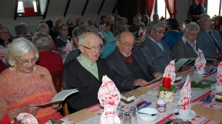 Kräftig gesungen wurde bei der Weihnachtsfeier des Ortsrates Bruchmühlen für 110 Senioren im Torbogenhaus. 
