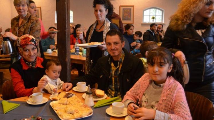 Flüchtlinge und Ganderkeser haben am Sonntag gemeinsam einen Gottesdienst gefeiert und anschließend bei Kaffee, Tee und Kuchen zusammengesessen. 