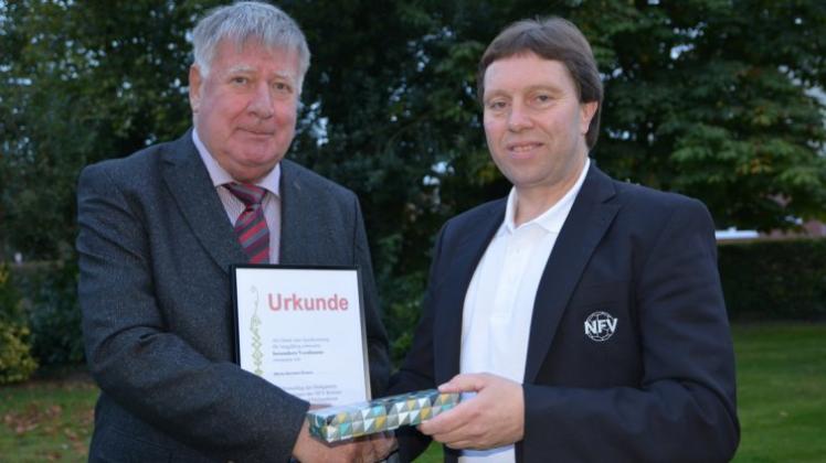 Damit war es offiziell: Hartmut Heinen (rechts) ist Ehrenvorsitzender des Fußball-Kreises Oldenburg-Land. Der amtierende Vorsitzende Erich Meenken überreichte in Kirchhatten die Ernennungsurkunde. 