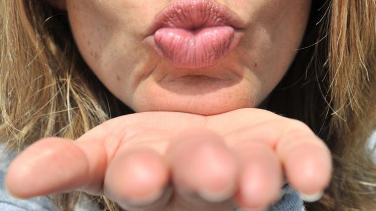 Viele verbinden Küsse mit Romantik – unsere Übersicht zum Internationalen Tag des Kusses zeigt, dass das nicht immer so sein muss. 