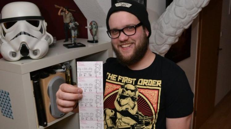 Die Kinokarten sind schon lange gekauft: Heute kann Star-Wars-Fan Patrick Hepner endlich den neuen Film genießen. Die Kinokarten sind schon lange gekauft: Heute kann Star-Wars-Fan Patrick Hepner endlich den neuen Film genießen.