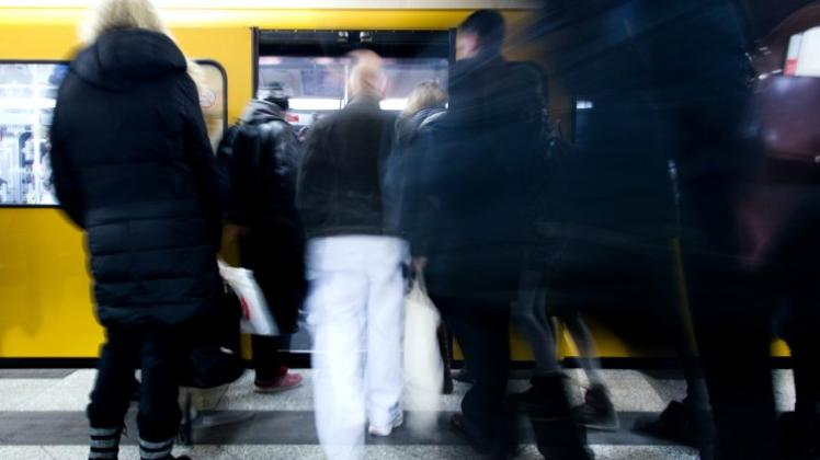 Typische Situation für gegenseitige Rücksicht: Menschen gehen auf der U-Bahnhaltestelle „Mehringdamm“ in Berlin in eine S-Bahn. 