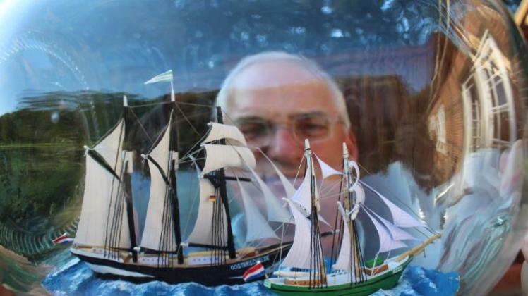 Frank Beerens mit der Buddel, in der zwei Schiffe Platz finden: der Marssegelschoner Oosterschelde und der Zwei-Mast-Toppsegelschoner Avatar. Frank Beerens mit der Buddel, in der zwei Schiffe Platz finden: der Marssegelschoner Oosterschelde und der Zwei-Mast-Toppsegelschoner Avatar.