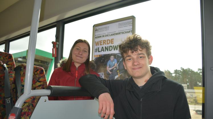 Marle Rühe und Pascal Vehlow machen auf Bussen Werbung für Ausbildung in der Landwirtschaft im Landkreis Ludwigslust-Parchim