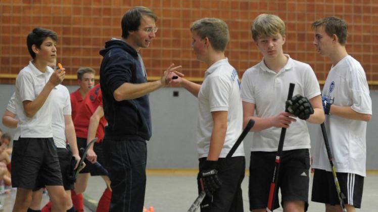 Der Trainer und seine Schützlinge: Ulli Hader im Gespräch mit Mannschaftsmitgliedern der männlichen B-Jugend des Hockey-Clubs Delmenhorst. 