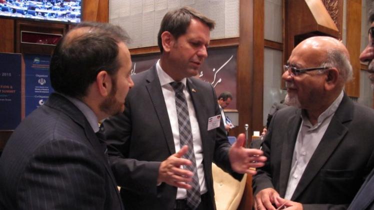 Niedersachsens Wirtschaftsminister Olaf Lies (M.) im Gespräch mit dem Vizeminister für Straßen und Städtebau des Iran. 