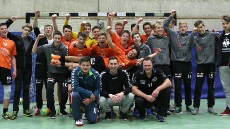 Sie wollen nächstes Jahr die Oberliga rocken: Die B-Jugendhandballer der JSG Ganterhandball um ihren Trainer Stefan Buß (unten Mitte).